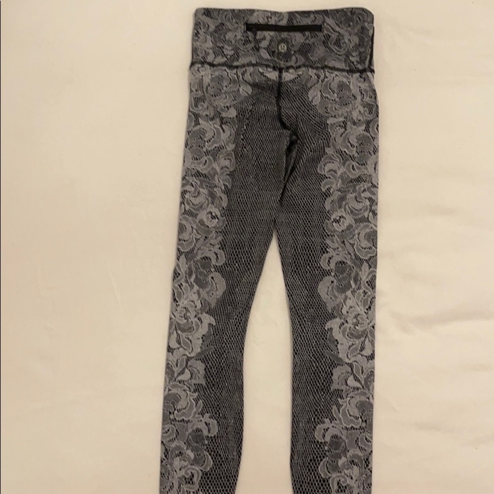 Black and white Lululemon leggings